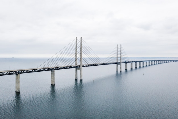 日中の穏やかな青い海にあるスウェーデンのマルメにあるエーレスンド橋