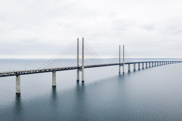 낮 동안 잔잔한 푸른 물에 스웨덴 말뫼에 위치한 Oresund Bridge