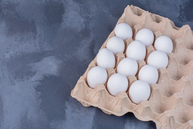 Органические яйца в картонном лотке
