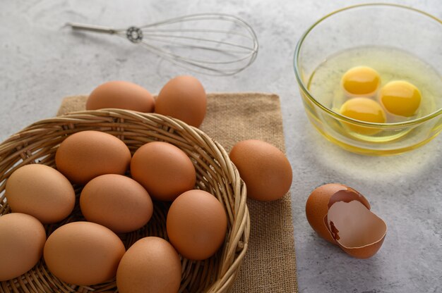 유기농 계란과 기름 요리 식사 준비