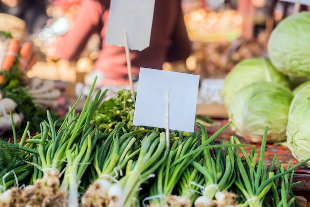 Cibi biologici. alimenti biologici freschi al mercato degli agricoltori locali. i mercati degli agricoltori sono un modo tradizionale di vendere prodotti agricoli.