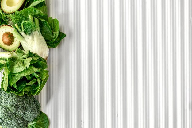 白い背景のフラット レイアウトに有機の新鮮な野菜