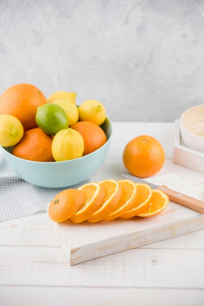 테이블에 유기농 오렌지 조각