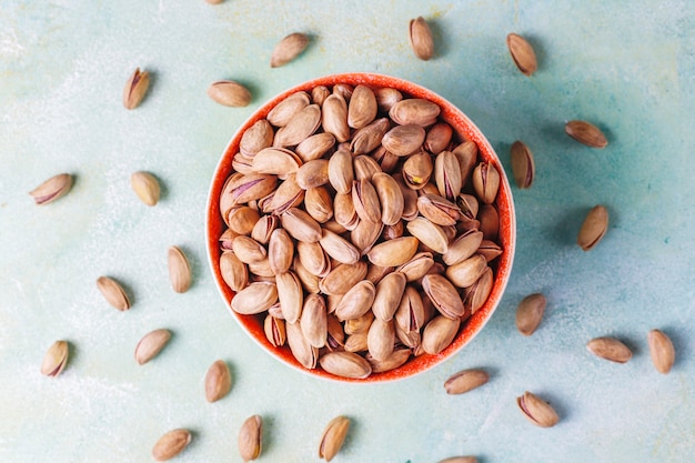 Free photo organic pistachios in a bowl.