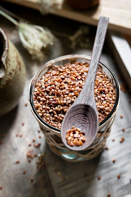 Foto gratuita chicco di grano saraceno crudo biologico sulla tavola di legno