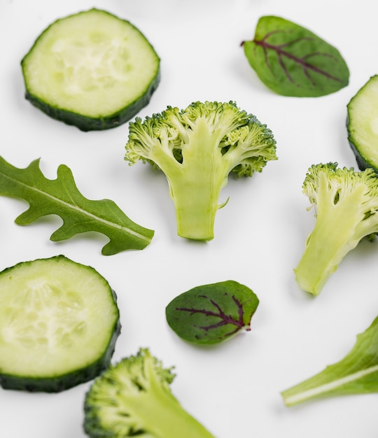 Foglie di insalata biologica con fette di cetriolo e broccoli