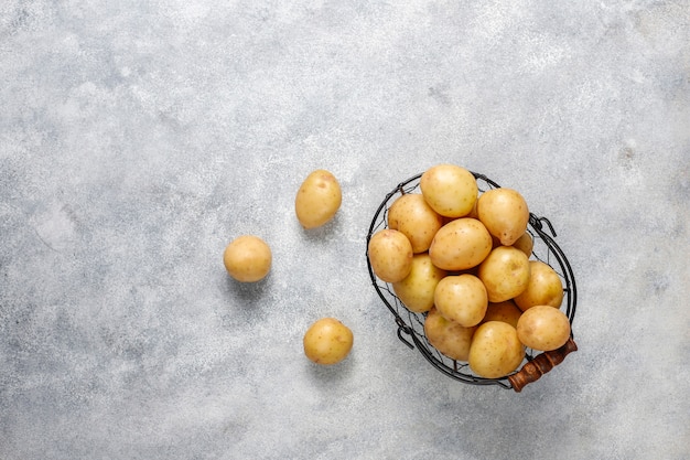 Foto gratuita patate novelle bianche biologiche, vista dall'alto