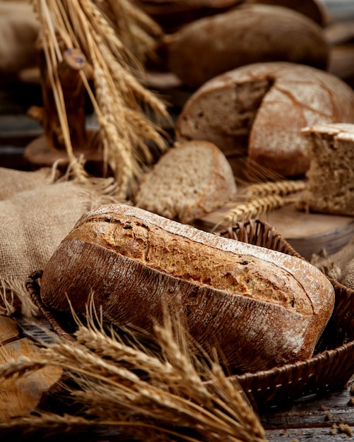 穀物の耳で飾られたオーガニック全粒パン