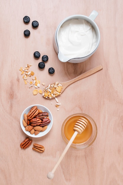 Free photo organic yogurt with honey and blueberries