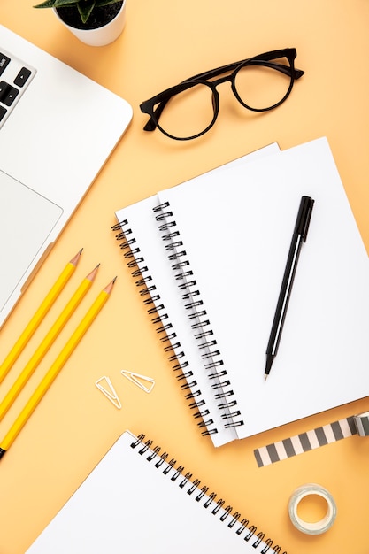 Free photo organised arrangement of desk elements on orange background