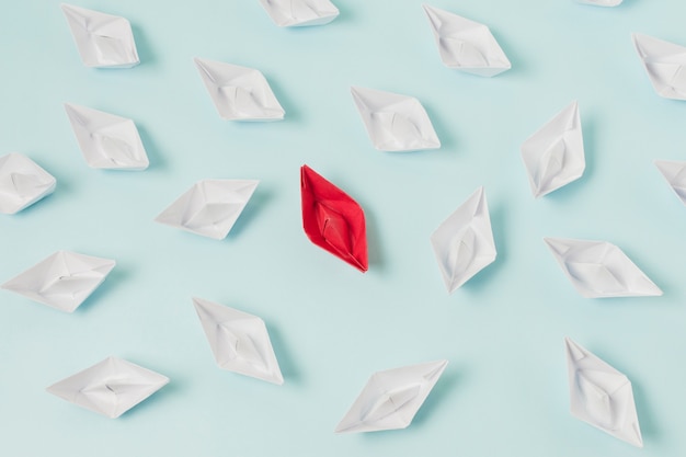 Оригами лодки, представляющие концепцию лидерства