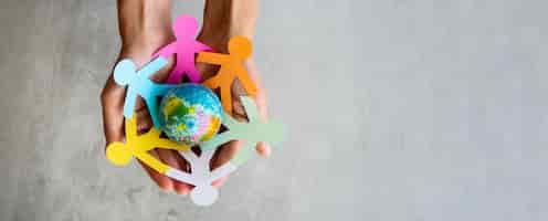 Foto gratuita catena di origami persone con globo