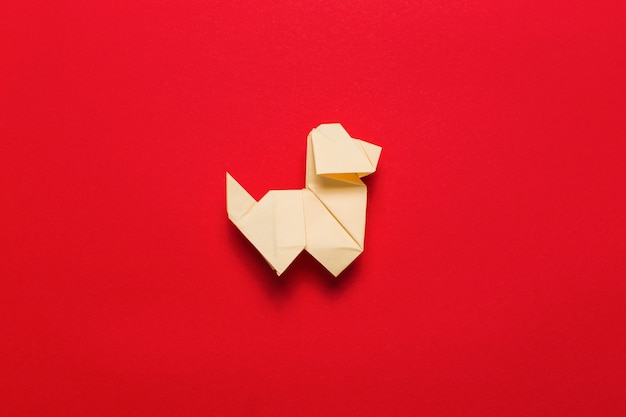 Оригами собака на красном