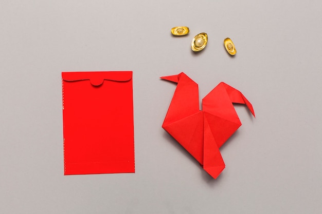 赤い封筒の近くの折り紙