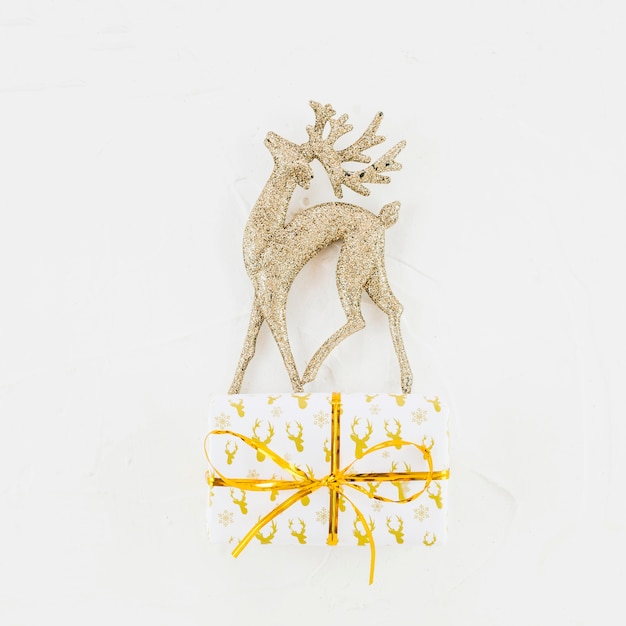 Free photo ornament deer near gift box in wrap