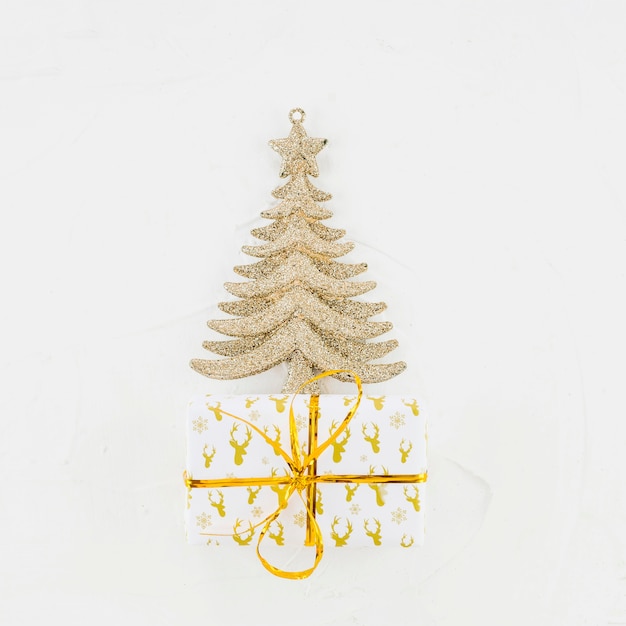 Free photo ornament fir tree near gift box in wrap