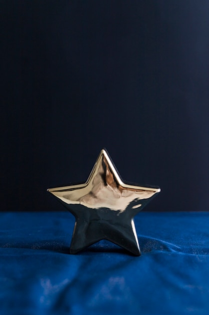 Орнаментная звезда на синем простыне
