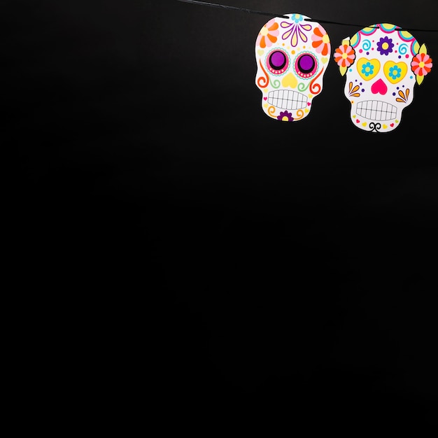Декоративные окрашенные черепа на черном
