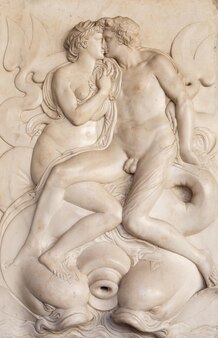 Орнаментальный рельеф фонтана во флоренции, италия. древняя скульптура с целующейся парой. флорентийское искусство 16 века.