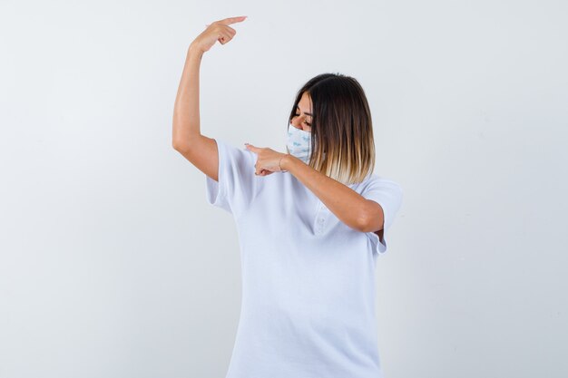 Tシャツ、マスク、自信を持って正面を向いて脇を向いている若い女性のOrtrait