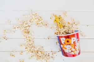 Free photo oscar statuette in popcorn bucket