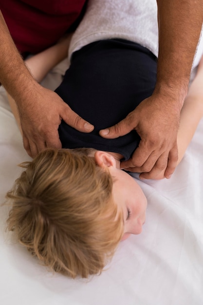 Foto gratuita paziente di osteopatia che riceve un massaggio terapeutico