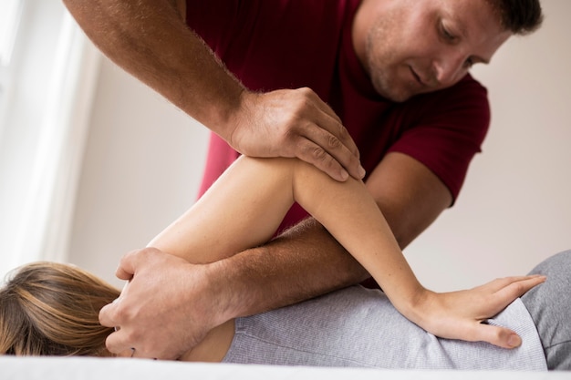 Foto gratuita paziente di osteopatia che riceve un massaggio terapeutico