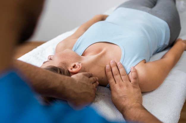 Free photo osteopathy patoient getting tretment massage