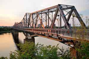 Foto gratuita ottawa, canada - 8 settembre: ponte di alexandra sul fiume l'8 settembre 2012 a ottawa, canada. costruita tra il 1898 e il 1900, la sua campata centrale a sbalzo principale era la più lunga del canada e la quarta