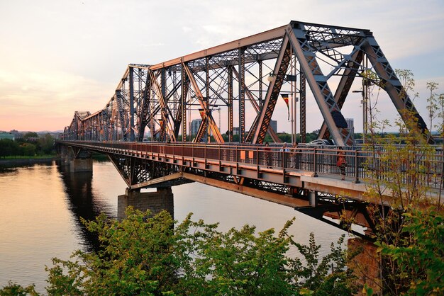Оттава, КАНАДА - 8-ОЕ СЕНТЯБРЯ: Мост Александры через реку 8-ого сентября 2012 в Оттаве, Канаде. Построенный между 1898 и 1900 годами, его главный консольный центральный пролет был самым длинным в Канаде и четвертым.