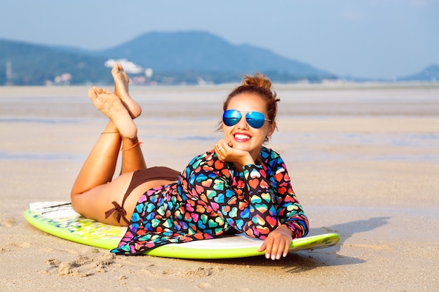 멋진 서퍼 여자의 야외 패션 라이프 스타일 여름 초상화