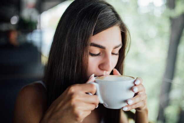 Открытый моды портрет красивой молодой девушки, пить чай кофе