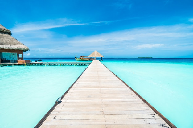 на открытом воздухе Мальдивов экзотический остров синий