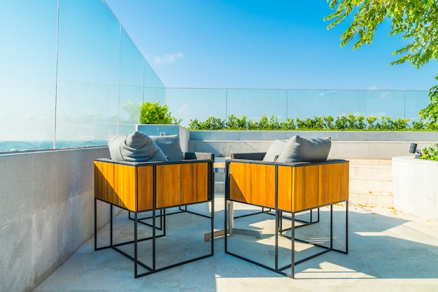 Foto gratuita decorazione patio esterno con salmerino e tavolo