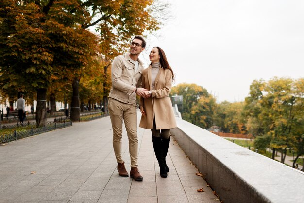 デートを楽しんでいる彼氏と幸せな若い女の屋外写真。寒い季節。