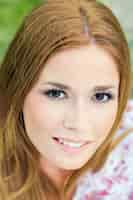 Free photo outdoor portrait of beautiful young woman posing at the park