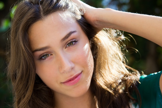 Free photo outdoor portrait of beautiful young woman