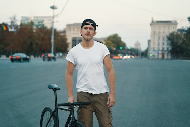 Free photo outdoor portrait of a modern young man in the street