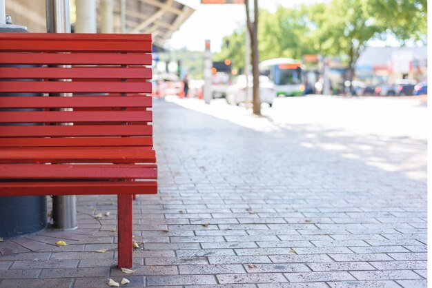 Наружные красные деревянные скамейки