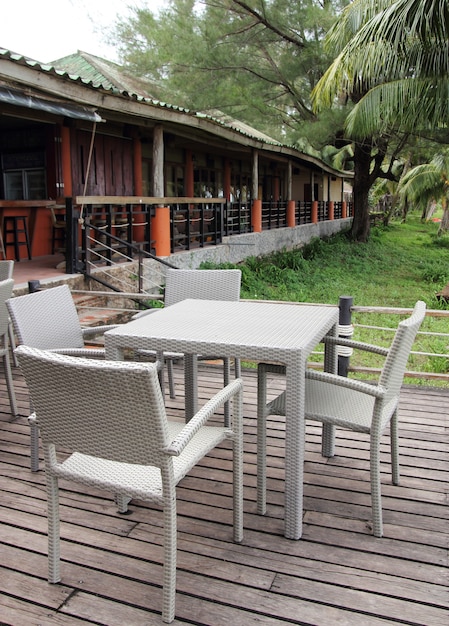 Открытый ресторан со столами и стульями на курорте