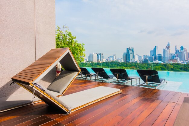 Free photo outdoor swimming pool