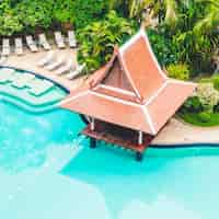 Free photo outdoor swimming pool