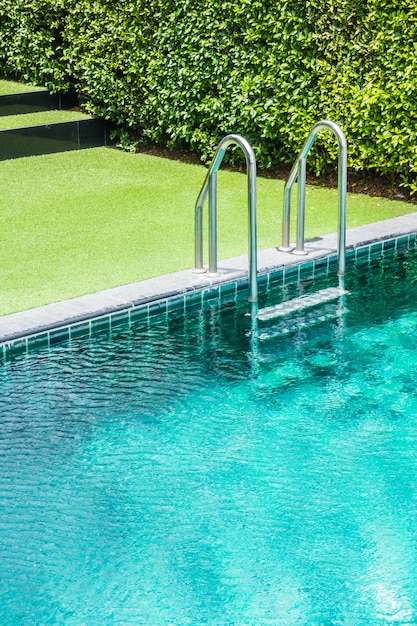 Free photo outdoor swimming pool