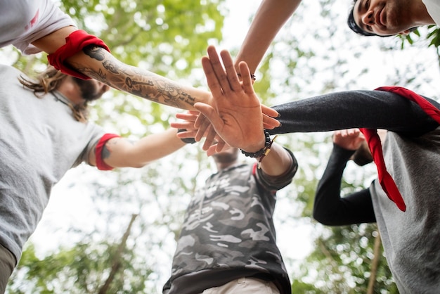 Foto gratuita attività di orienteering della squadra all'aperto