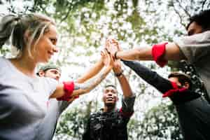 Foto gratuita attività di orienteering della squadra all'aperto