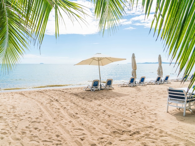 아름다운 열대 해변과 바다에 우산과 의자가있는 야외