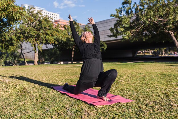 Foto gratuita yoga all'aperto