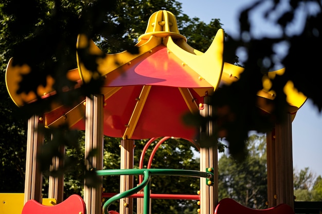 屋外のカラフルな子供の遊び場の背景