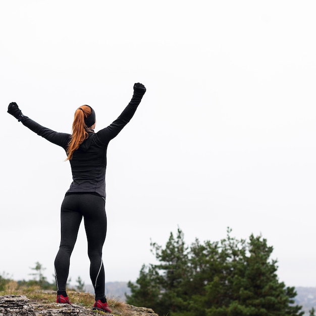 All'aperto in esecuzione di allenamento e stretching