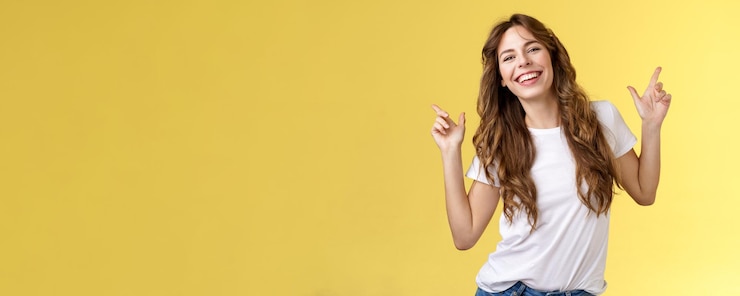 無料Photo 発信陽気な魅力的な女性カーリー ヘアカット着用カジュアルな白い t シャツ ダンス パーティー楽しんで p